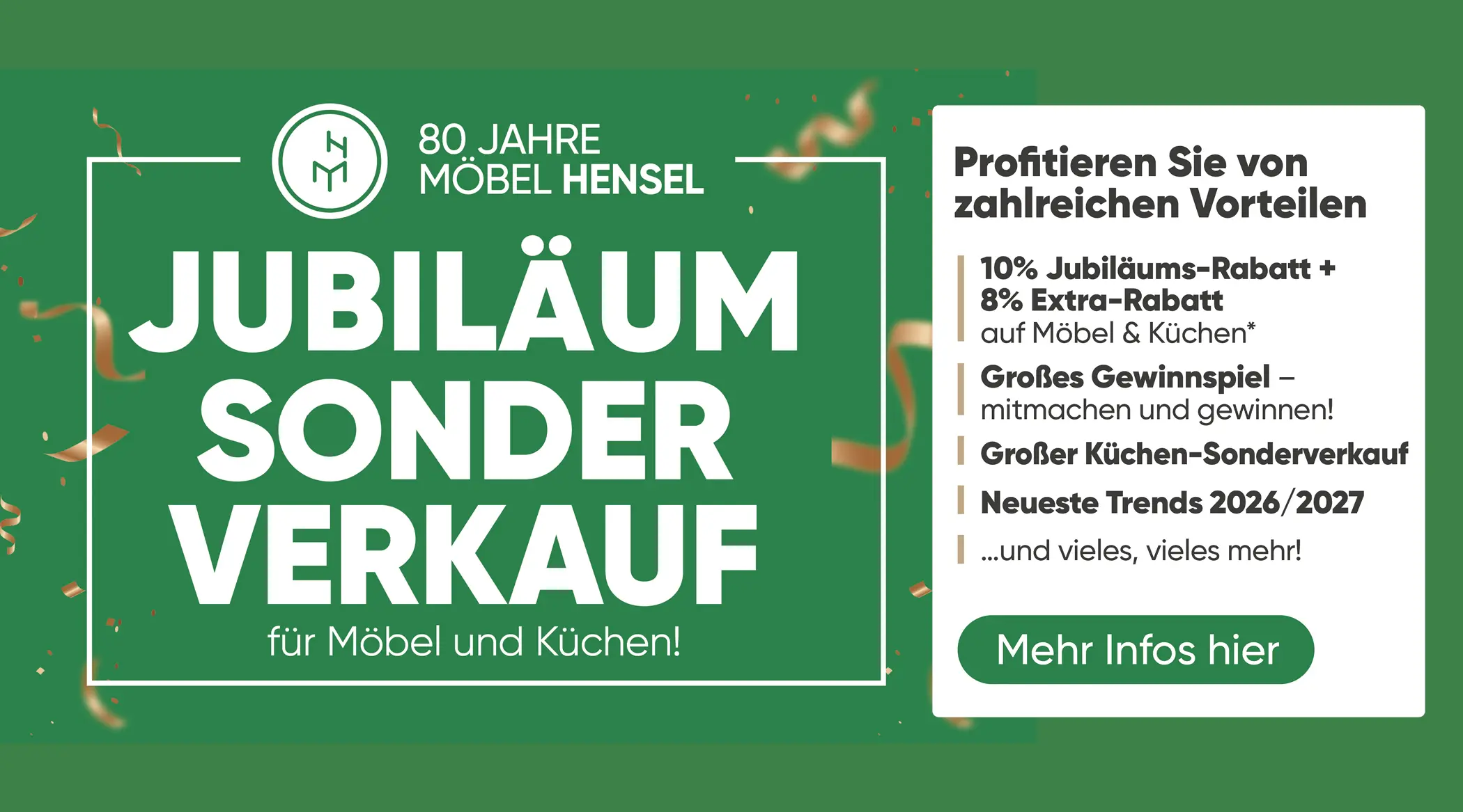 Offene Küche mit L förmiger Insel und beleuchteten Regalen, rechts Holztisch mit zwei Ledersesseln, hinten Sitzgruppe vor grosser Fensterfront.